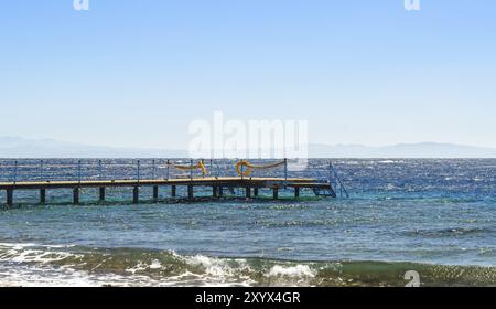 Plattform mit orangefarbener Rettungsleine im Roten Meer in Ägypten Dahab Stockfoto