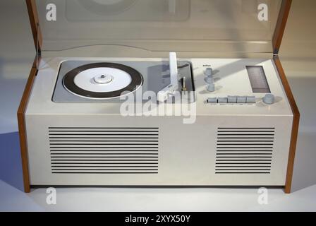 Braun Radio SK 61, Baujahr ca. 1962, analoger Receiver mit Plattenspieler, berühmtes Designmodell, entworfen von Hans Gugelot und Dieter Rams, Hamburg, H Stockfoto