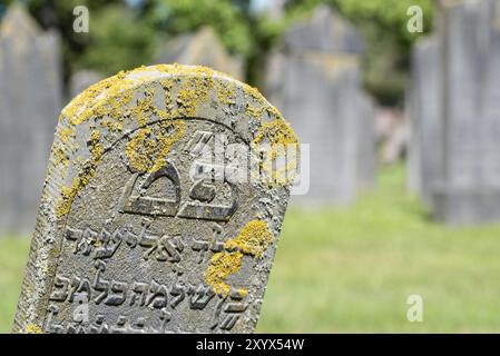 Den Helder, Niederlande, Juni 2022. Alte baufällige jüdische Gräber auf dem Friedhof von den Helder. Selektiver Fokus Stockfoto