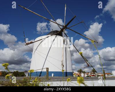 Wunderschöne Windmühle in Castro Verde, Beja Viertel, Alentejo, Portugal, Europa Stockfoto