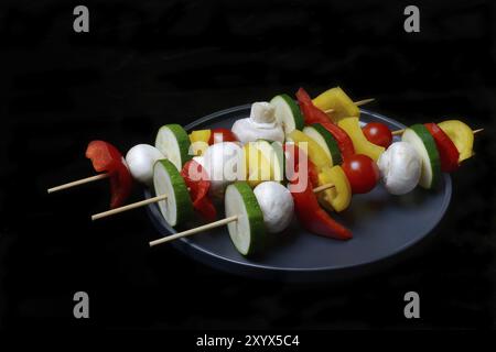 Bunte Gemüsespieße auf einem Teller, Grillspieße Stockfoto