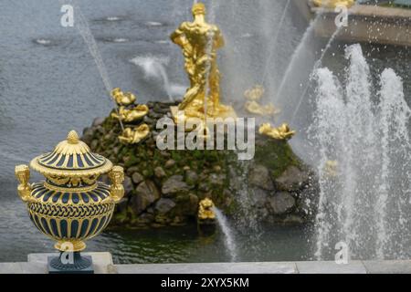 Goldene Statuen und Wasserbrunnen zieren einen herrlichen Brunnen in einem dekorativen Garten, sankt petersburg, ostsee, russland Stockfoto