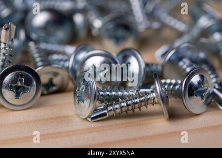 Selbstschneidende Stahlschrauben , selbstschneidende Schrauben zum Befestigen von Gegenständen an Holzgegenständen Stockfoto