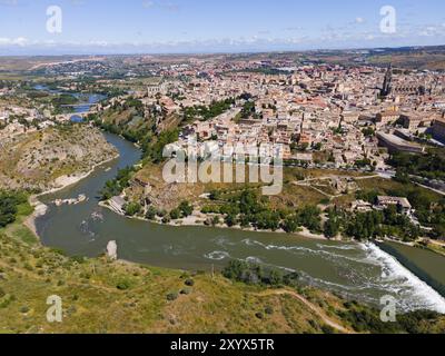 Panoramablick auf eine Stadt mit einem Fluss und mehreren Brücken, umgeben von Hügeln und vielen Häusern, aus der Vogelperspektive, Toledo, Tejo, Kastilien-La Mancha, Stockfoto