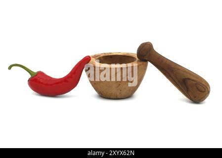 Frische rote Chilischote und alte rustikale Holzkastel mit Mörtel isoliert auf weißem Hintergrund Stockfoto