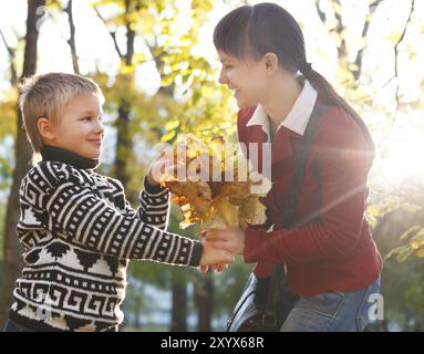 Mutter und Sohn zu Fuß in einem herbstlichen park Stockfoto