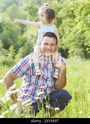 Glückliche junge Vater mit kleinen Baby Tochter draußen Stockfoto