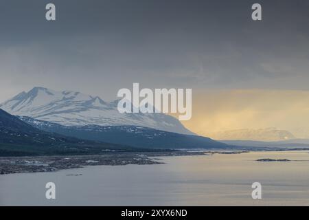 Blick über den Akkajaure-See zum Akkamassif, Stora Sjoefallet-Nationalpark, zum Weltkulturerbe Laponia, Norrbotten, Lappland, Schweden, Juni 2014, Europa Stockfoto