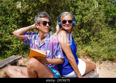 Familienfrauen, die im Sommer gemeinsam Musik hören. Hobby für die ganze Familie Stockfoto