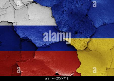 Fahnen von Russland und der Ukraine auf gerissene Wand gemalt Stockfoto
