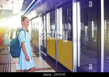 Schöne glückliche junge Frau, die in der Metro reisen Warten auf Zug Stockfoto