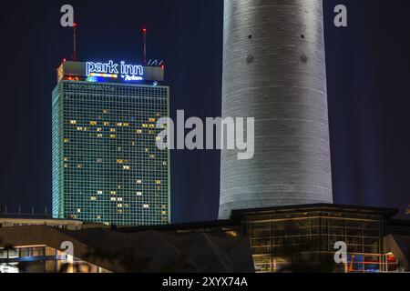 Beleuchtetes Hotel in Berlin bei Nacht Stockfoto