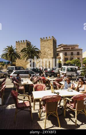 Puerta de Xara, - puerta del Moll-, plaza Carles V, muralla Medieval, siglo XIV, Alcudia, Mallorca, Islas baleares, Spanien, Europa Stockfoto