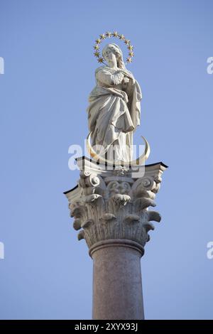 Marienstatue über blauem Himmel Stockfoto