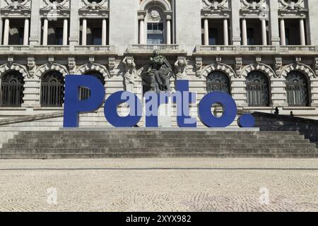 Sehenswürdigkeiten Letras do Porto, blaue Schrift mit den Buchstaben Porto und Statue Almeida-Garrett Denkmal vor der Gabinete do Municipe in Stockfoto