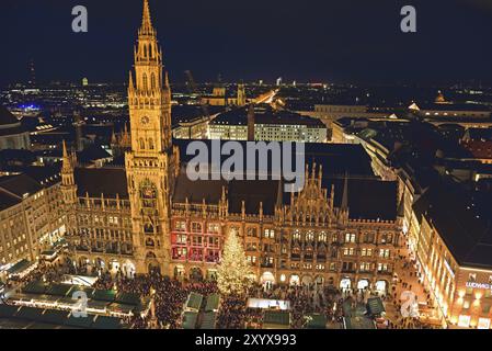 Europa, Deutschland, Bayern, München, Blick vom Petersdom, Marienplatz, Weihnachten, Neues Rathaus, Abend, Weihnachtsmarkt, Weihnachtsbeleuchtung, Hamburg, H Stockfoto