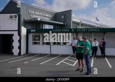 Home Park, Plymouth, Großbritannien. 31. August 2024. EFL Championship Football, Plymouth Argyle versus Stoke City; Fans schauen ihre Handys vor dem Home Park, Heimstadion von Plymouth Argyle Credit: Action Plus Sports/Alamy Live News Stockfoto