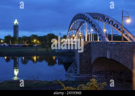 Albin Müeller Turm spiegelt sich in der Elbe, direkt daneben Riesenrad und Sternbrücke zur blauen Stunde, Magdeburg, Sachsen-Anhalt, Deutschland, Europa Stockfoto