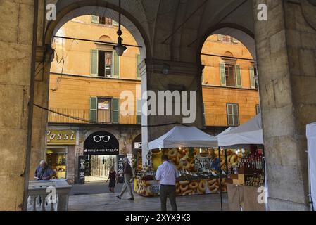 Pisa, Italien. September 2023. Eine der vielen malerischen Straßen in Pisa, Toskana Stockfoto