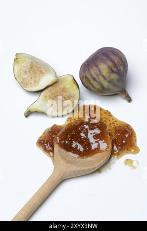 Feigenmarmelade im Kochlöffel und frische Feigen, Ficus carica Stockfoto