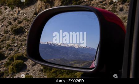 Berglandschaft im Winter, reflektiert im Autospiegel während einer Autofahrt, Lefka Ori, White Mountains, Bergmassiv, Westen, Kreta, Griechenland, Euro Stockfoto