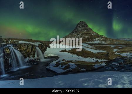 Wunderschöne Nordlichter auf dem malerischen Kirkjufell Berg im Winter Island. Aurora Borealis Konzept Stockfoto