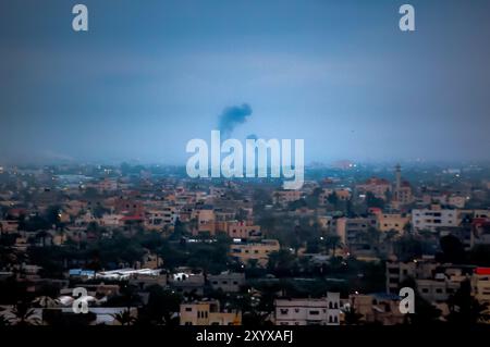 Gazastreifen, Palästina. Februar 2023. Rauch steigt nach einem israelischen Luftangriff westlich von Gaza-Stadt auf. Nach Angaben der israelischen Armee bombardierten israelische Jets mehrere Ziele im Gazastreifen, nachdem am Donnerstag sechs Raketen aus Gaza auf Israel geschossen wurden. Die Raketen wurden aus Gaza nach einem israelischen Militärangriff auf die Stadt Nablus im Westjordanland am Mittwoch abgefeuert, bei dem 11 Palästinenser getötet und mehrere verletzt wurden Stockfoto