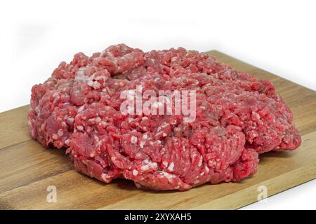 Rohes Hackfleisch auf einem Holzbrett Stockfoto