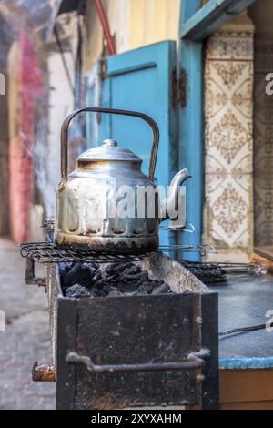 Teekanne in einer Gasse in Marokko Stockfoto