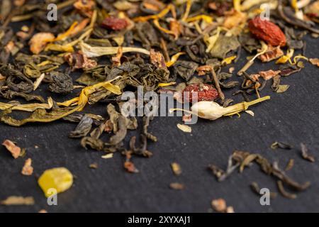 Aromatisierter Tee mit natürlichen getrockneten Blüten, grüner Blatttee gemischt mit Rose- und Jasminblüten Stockfoto