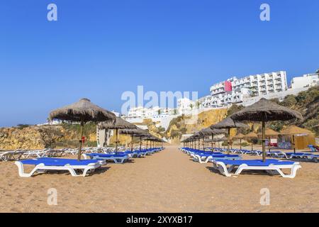 Viele Strand Sonnenschirme mit weißen Gebäuden und blauer Himmel Stockfoto