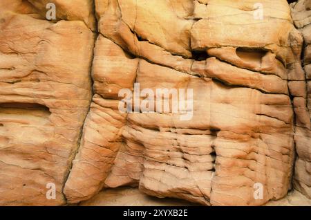 Textur von orangenem Steingestein in einer farbigen Schlucht-Nahaufnahme Stockfoto