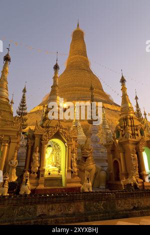 Abendstimmung in der Shwedegon Pagode in Yangon Stockfoto