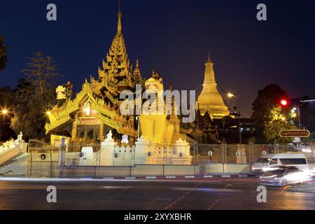 Die Shwedegon-Pagode bei Nacht Stockfoto