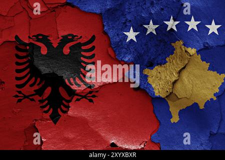 Flaggen von Albanien und Kosovo auf gerissene Wand gemalt Stockfoto