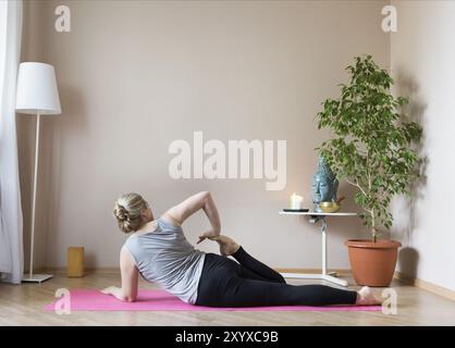 Mittleren Alter oder Reife Frau beim Yoga im Innenbereich Stockfoto