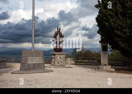 Denkmal für die Gefallenen im Monte San Michele das monumentale Gebiet wurde in ein Freilichtmuseum des Ersten Weltkriegs umgewandelt, das sich in der Nähe von Cima Tre, Italien, befindet Stockfoto