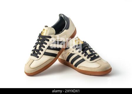 Belgrad, Serbien - 30. August 2024. Adidas Originals Samba Beige mit schwarzen Streifen. Turnschuhe Schuhe, Vintage-Sneaker-Turnschuhe. Isoliert auf weißem Hintergrund Stockfoto