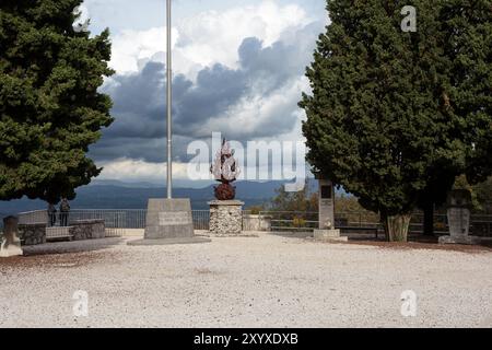 Denkmal für die Gefallenen im Monte San Michele das monumentale Gebiet wurde in ein Freilichtmuseum des Ersten Weltkriegs umgewandelt, das sich in der Nähe von Cima Tre, Italien, befindet Stockfoto