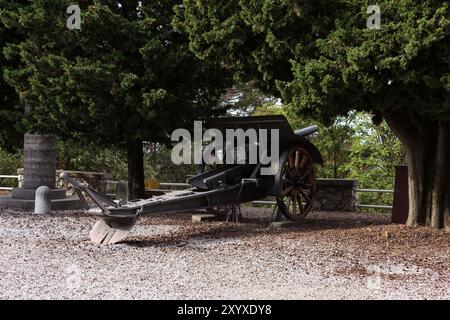 Artillerie in der Nähe des Denkmals für die Gefallenen am Monte San Michele das monumentale Gebiet wurde in ein Freilichtmuseum des Ersten Weltkriegs umgewandelt Stockfoto