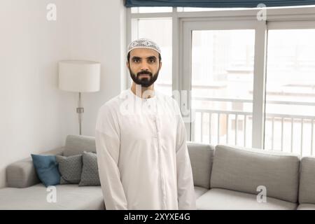 Ernster, gutaussehender Mann aus dem Nahen Osten in muslimischem Stoffporträt Stockfoto