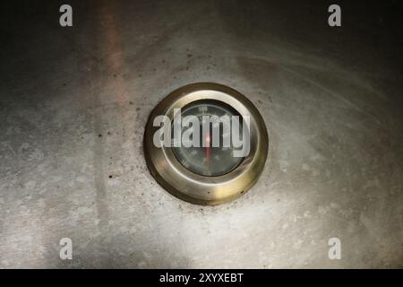 Ein Thermometer in einem Grill-Set aus Edelstahl für den Außenbereich Stockfoto