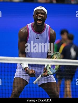 Flushing NY, USA. 30. August 2024. **KEINE NY ZEITUNGEN** Frances Tiafoe reagiert, nachdem er Ben Shelton bei den US Open 2024 im Billie Jean King National Tennis Center am 30. August 2024 in Flushing Queens besiegt hatte. Quelle: Mpi04/Media Punch/Alamy Live News Stockfoto