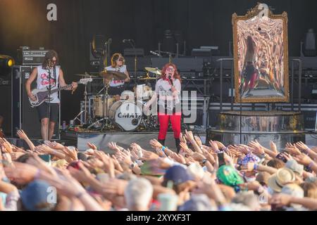 Dorset, Großbritannien. Freitag, 30. August 2024. CMAT (echter Name Ciara Mary-Alice Thompson) trat 2024 beim End of the Road Festival in den Larmer Tree Gardens in Dorset auf. Fotodatum: Freitag, 30. August 2024. Das Foto sollte lauten: Richard Gray/Alamy Live News Stockfoto