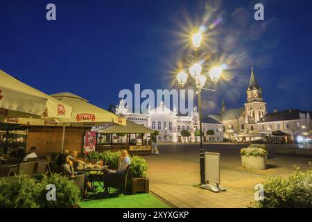 Restaurante frente a la iglesia y el monasterio franciscano, Neo-romanico, plaza del mercado, Sanok, Voivodato de Subcarpacia, Polonien, Osteuropa Stockfoto