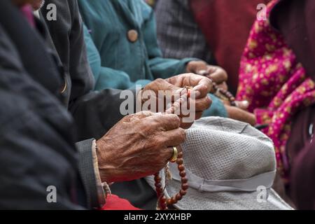 Ladakhi mit Rosenkranz, Ladakh, Indien, Asien Stockfoto