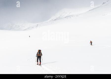Skitouren auf dem Aufstieg im Stuor Reaiddavaggi Tal, Kebnekaisefjaell, Norrbotten, Lappland, Schweden, März 2013, Europa Stockfoto