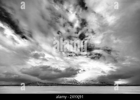 Acre Massiv in Wolken, Stora Sjoefallet Nationalpark, Laponia Weltkulturerbe, Norrbotten, Lappland, Schweden, April 2018, Europa Stockfoto