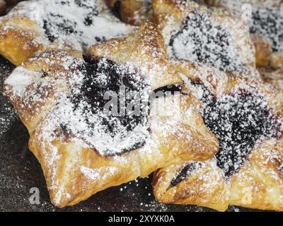 Dänisches Gebäck mit Blaubeer-marmelade Befüllung mit weißen Puderzucker Stockfoto