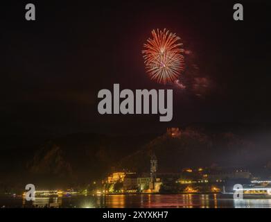 Solstice Feuerwerk mit Blick auf Duernstein, Rossatz-Arnsdorf, Niederösterreich, Österreich, Europa Stockfoto